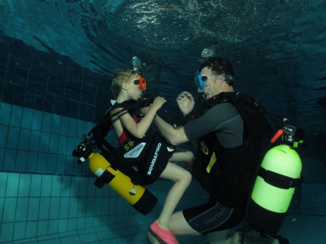  Entrenamiento de buceo en alberca 